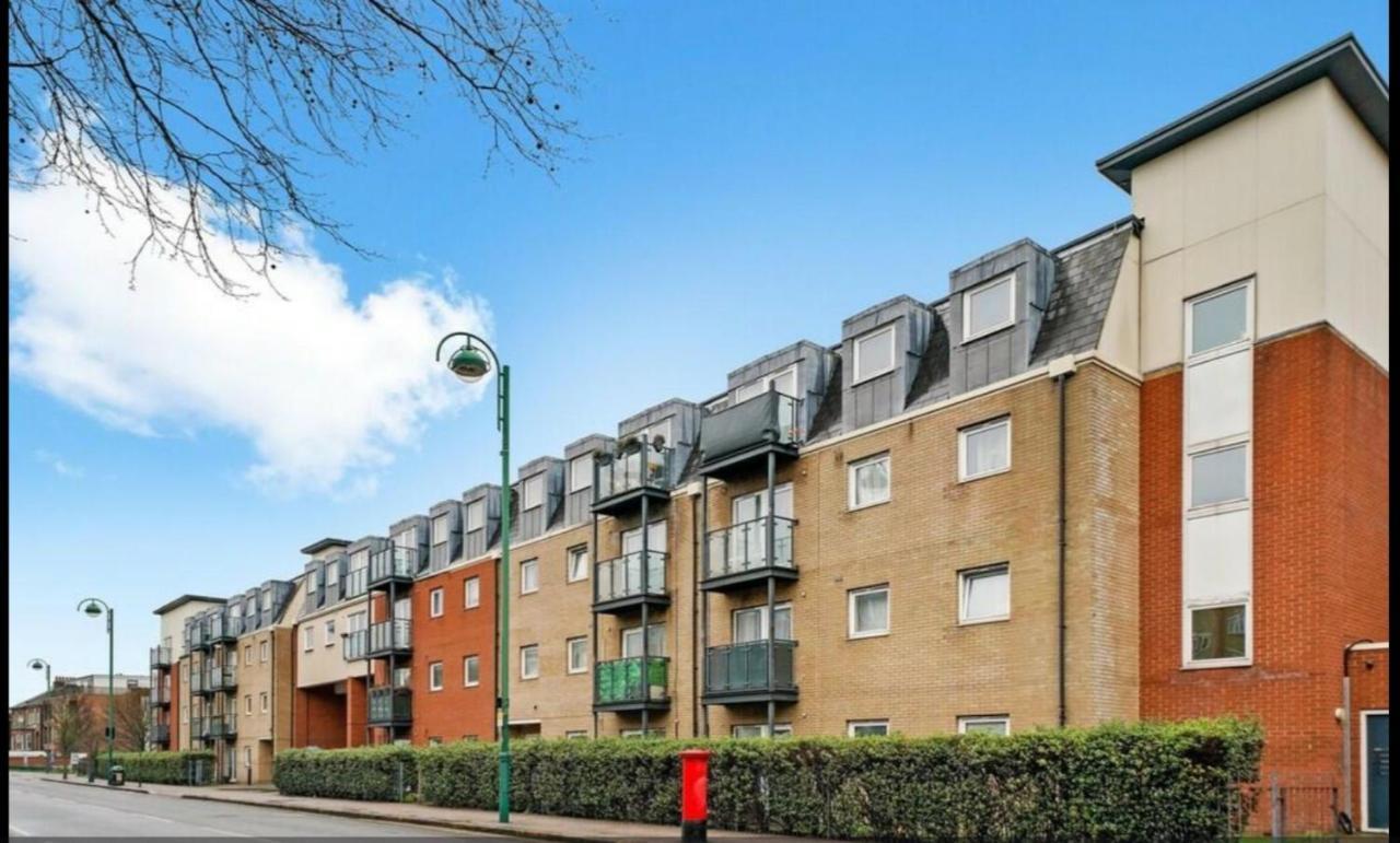 Spacious London Apartment 5 Min Walk To Leytonstone Underground Station And 5 Stops To Zone 1 Bagian luar foto