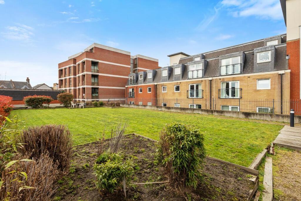 Spacious London Apartment 5 Min Walk To Leytonstone Underground Station And 5 Stops To Zone 1 Bagian luar foto